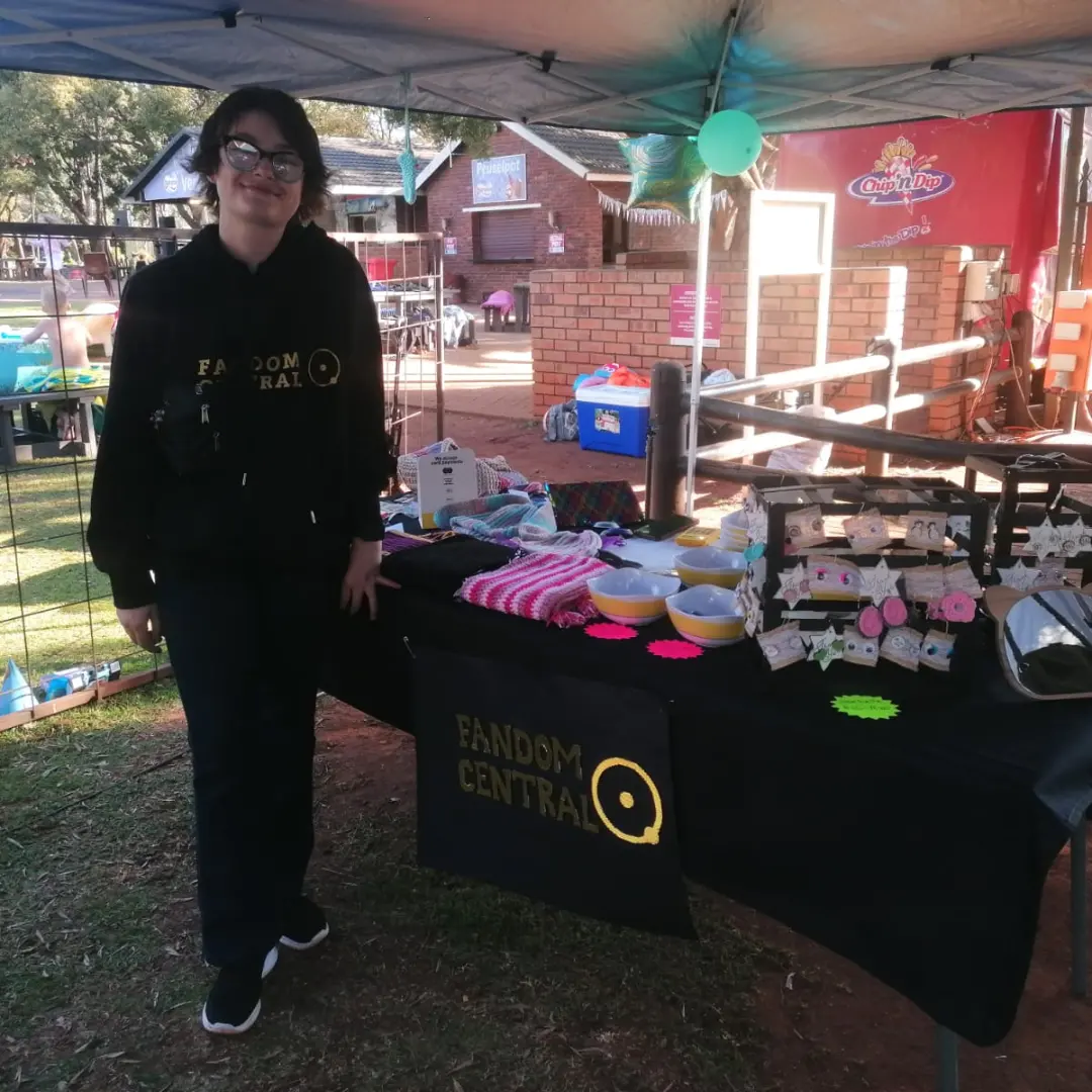 Odé Bezuidenhout at a Fandom Central stall